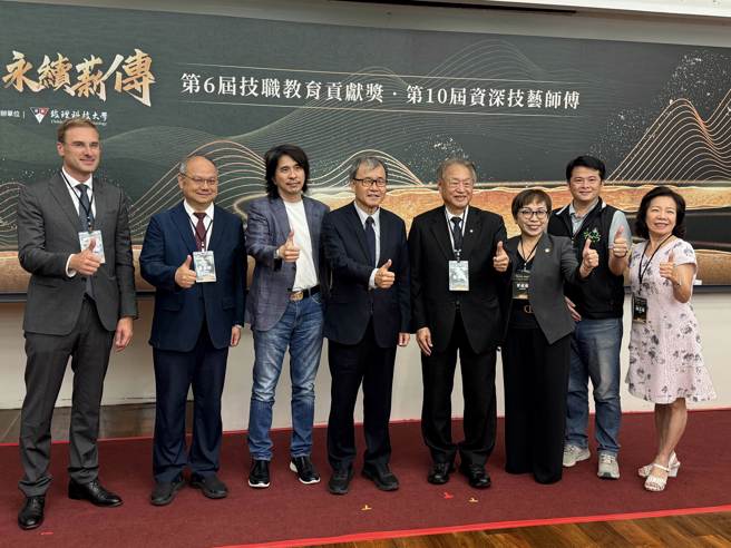 教育部第6屆技職教育貢獻獎獲獎人員與鄭英耀部長、楊玉惠司長合影。(照片/龍華科技大學提供)