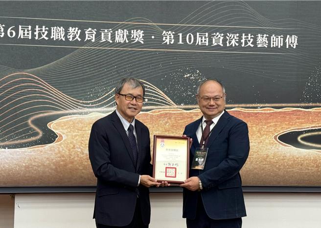 培養務實人才績效卓越 龍華科大校長葛自祥（右）獲頒技職教育貢獻獎。（校方提供）