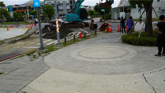 蓮潭國小前陽光大道無預警坍塌近半人高，且範圍不斷擴，鄰近路面發生嚴重龜裂。（本報資料照片）