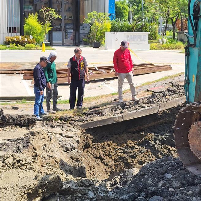 市府工務局開挖深逾2米，善化區長方澤心（右二）關切坍塌原因。（民眾提供／寶智華台南傳真）