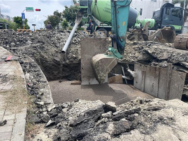 開挖2米深 ，發現地下管線支線滲水，是造成坍塌主因。（民眾提供／寶智華台南傳真）