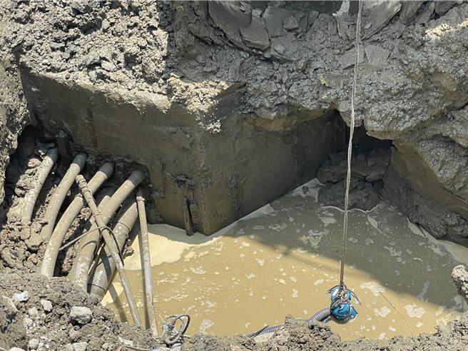 地下管線支線滲水，是造成坍塌主因。（民眾提供／寶智華台南傳真）