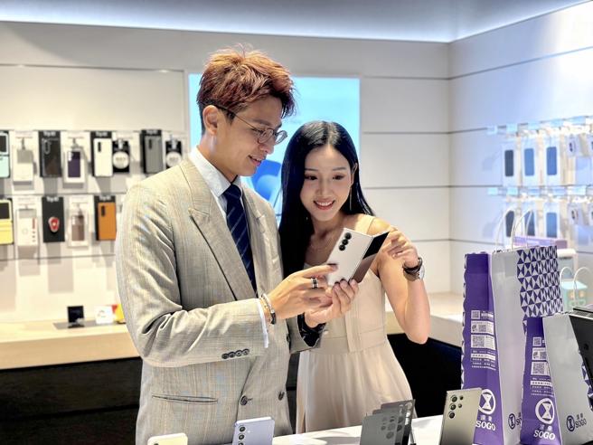 SOGO忠孝馆SAMSUNG Fold6折迭机，价格店洽。（SOGO提供）