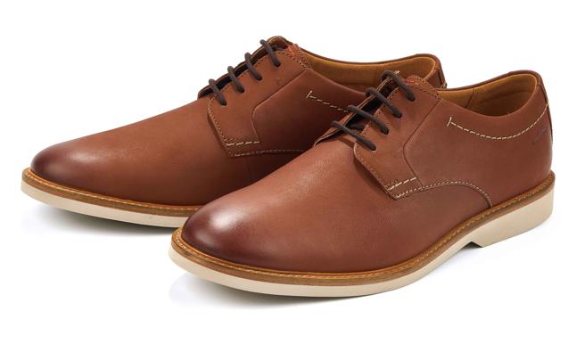 SOGO復兴馆Clarks型格出街舒适正装休閒鞋，特价5600元，限量15双。（SOGO提供）