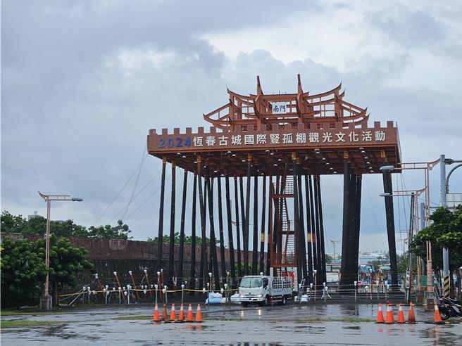 總獎金近百萬元的「2024恆春中元豎孤棚」系列活動，將於16日至18日在屏東縣恆春鎮水舞廣場及恆春東門廣場舉行。（羅琦文攝）