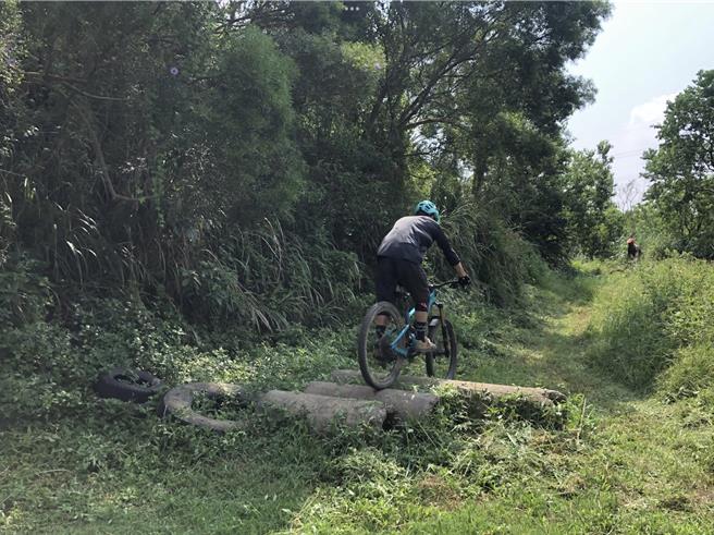 艺人林彦君及越野车国手老公江胜山遭爆担任桃园市自行车委员会主委时偽造文书，体育局经调查后发现委员会有偽造签名之事，并向其委员会追讨总集训费金额，共3万6400元。（仅示意图非当事人／桃园市体育局提供）
