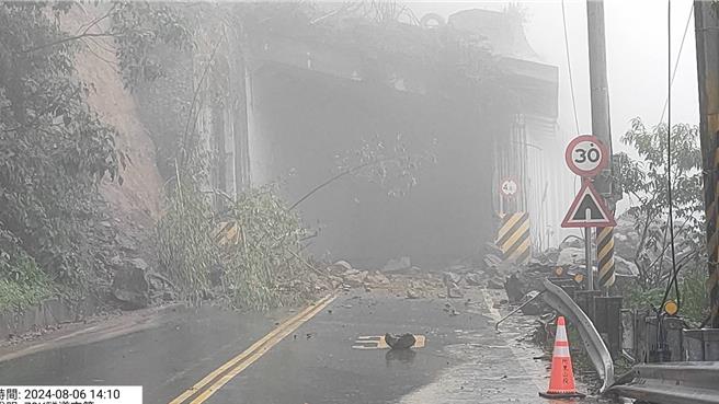 今（6日）嘉義縣山區下起大雷雨，造成阿里山公路台18線70.2k明隧道口邊坡再次坍方。（阿里山工務段提供／呂妍庭嘉義傳真）