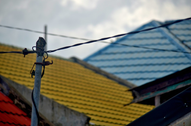 瓜地马拉一名15岁少女和朋友在屋顶上练舞，下秒意外脚滑，惨遭一旁的高压电缆「斩首」死亡。（示意图：Shutterstock／达志）