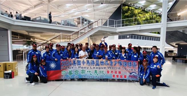 台南市代表队小将参访美国辉达总部时，辉达执行长黄仁勋特别抽空接待来自故乡的年轻球员。（市府体育局提供／洪荣志台南传真）