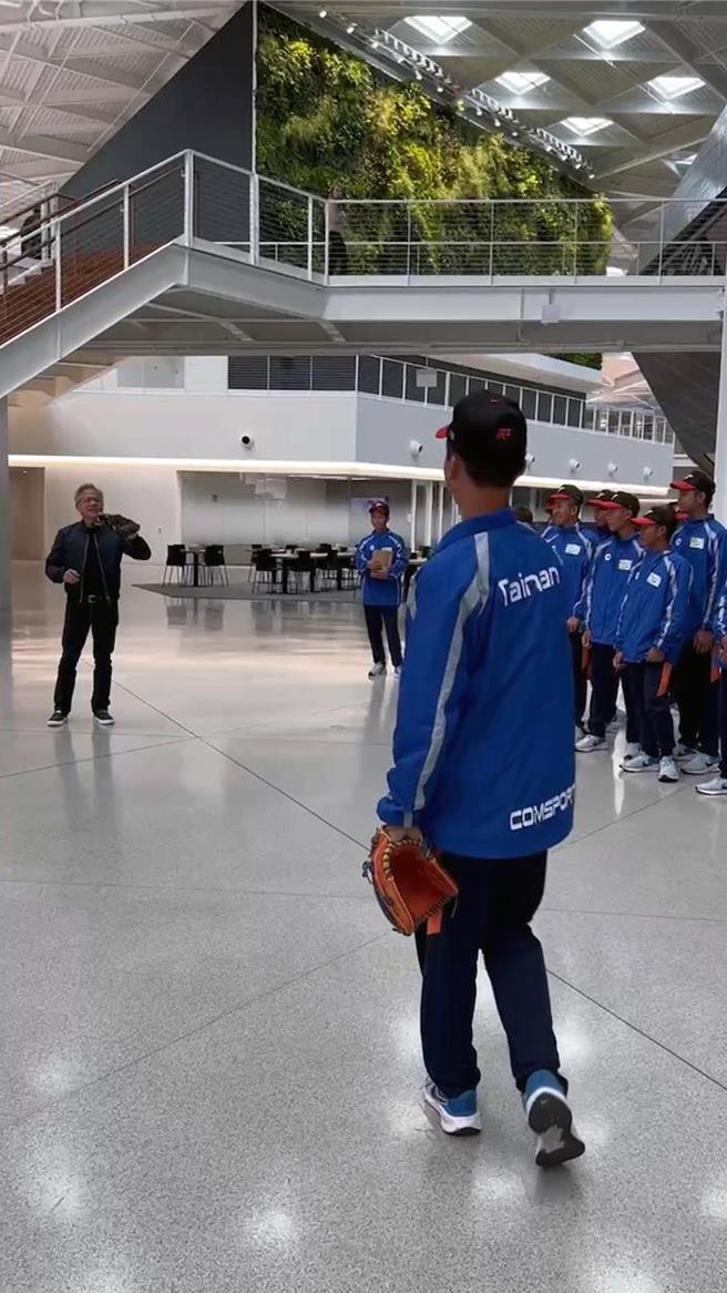 台南市代表队小将参访美国辉达总部时，辉达执行长黄仁勋即兴与球员大玩投接球。（市府体育局提供／洪荣志台南传真）