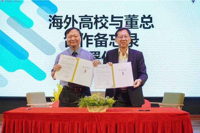 高师大与大马董总签属备忘录，针对智慧校园、AI、数位学习等层面进行双方合作。（高师大提供／任义宇高雄传真）