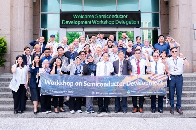 国合会办理「半导体发展研习班」，来自14国学员前来明新科大参访半导体人才培育基地，瞭解产学育才模式。图/明星科大提供