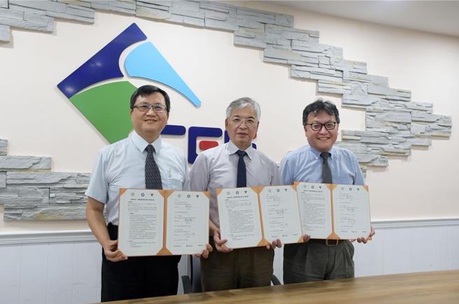 中油探採事業部執行長湯守立（左）、中研院地球科學研究所所長鍾孫霖（右）及中央大學地球科學學院院長許樹坤（中）簽署地熱研究、探勘與開發技術合作備忘錄。圖／中油提供