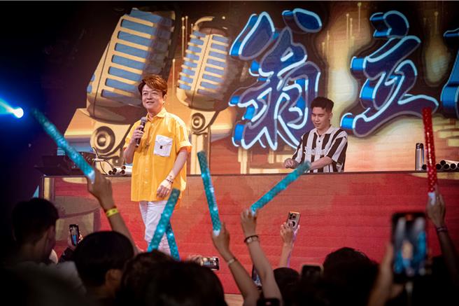 翁立友日前受邀台中知名夜店熱唱。（Super House提供）