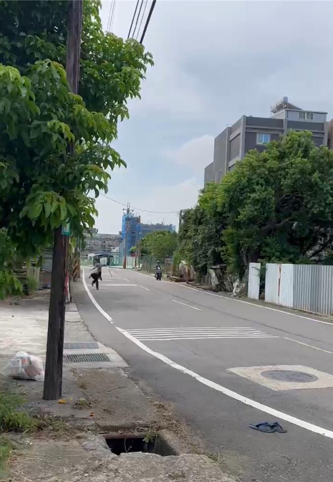 桃园市大园区49岁许姓男子与60岁郭姓男子今日上午因土地鑑界发生纠纷，郭男持未开锋的装饰刀追砍许男，造成许男跌倒手脚擦挫伤，右小腿亦有撕裂伤，警方已通知郭男到案说明，朝恐吓及伤害等罪嫌侦办。（民眾提供／廖姮玥桃园传真）