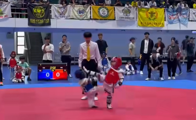 花莲县长杯跆拳道比赛，幼幼组出场，引爆全场笑点。（翻摄花莲县体育会脸书）