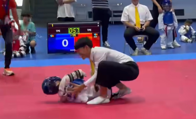 小小选手倒地后爬不起来，裁判出手帮忙抱起。（翻摄花莲县体育会脸书）