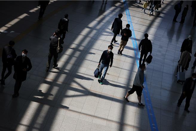 韩国社会氛围压抑，图为疫情期间穿梭于首尔车站的行人。（图／路透社）