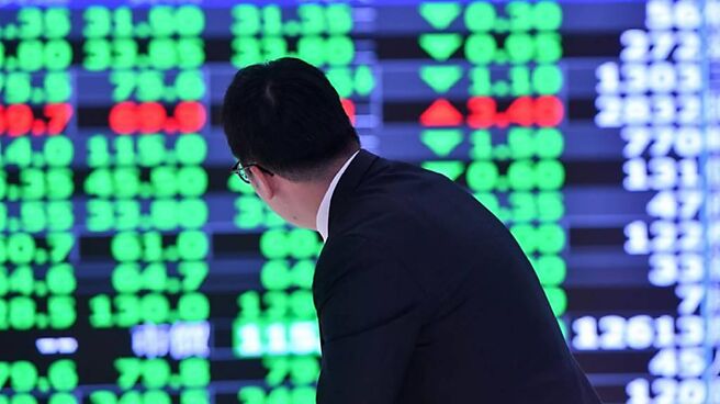 台股5日跌点及跌幅均写下歷史最重，臺湾证券交易所总经理简立忠及柜买中心总经理李爱玲分别召开记者会宣布，已将各阶段所需救市措施准备妥当。图／本报资料照片