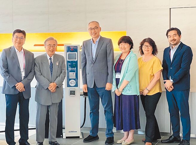 新北市副市长刘和然（左一）积极招募Nichicon公司投资新北，公司代表取缔役会长武田一平亲自接待。图／新北市政府提供