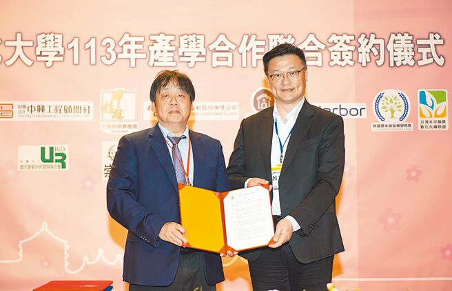 皓博科技公司执行长吕宏益（右）、文大电机系毕业，感谢文化大学的培育及翁志祁教授的鼓励，成就了现在的自己，与中国文化大学校长王子奇（左）合影。图／中国文化大学提供