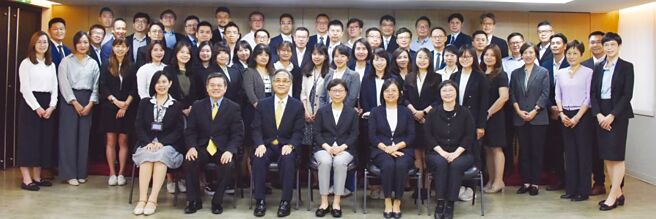 2024保險業國際化菁英人才培訓班開訓典禮，保險局長王麗惠（前排右三）、保發中心董事長簡仲明（前排左三）與貴賓及學員合影。圖／保發中心提供