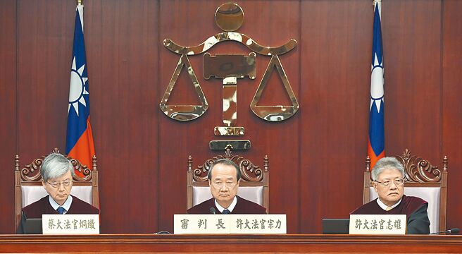 憲法法庭今（6）日將進行國會改革釋憲案言詞辯論。圖左起為大法官蔡炯燉、大法官許宗力、大法官許志雄。（本報資料照片）
