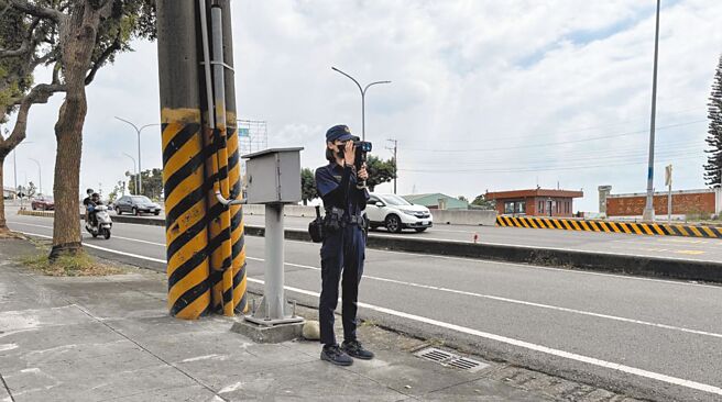 台中市龍井區台灣大道六段人行道有規畫測速，日前烏日警分局曾姓員警在該處執行勤務時因位置過於隱密，被民眾拍下PO網引起熱議。警方5日表示，該員執法不當，予以申誡處分，並將當日舉發之88張超速罰單主動撤單。圖為警方執勤測速勤務會站在電線桿前。（民眾提供／潘虹恩台中傳真）