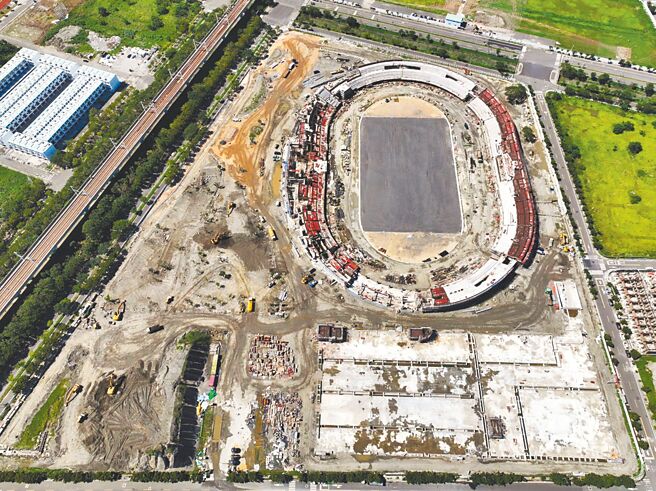 云林县府承办2025年全国运动会，去年11月动工兴建虎尾高铁运动园区田径场，目前工程已完成36.5％（见图），5日县府表示针对上个月凯米颱风豪大雨造成各地严重淹水，工地通过考验并未积水。（云林县政府提供／张朝欣云林传真）