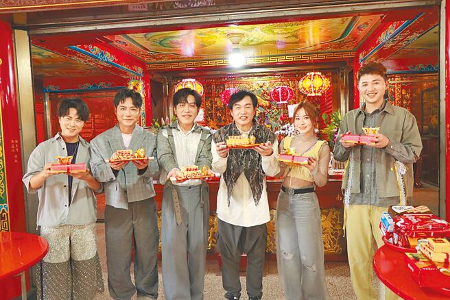 中視《綜藝一級棒》主持群陳孟賢（左起）、陳隨意、許志豪、康康、杜忻恬、李子森5日到廟裡還願。（中視提供）