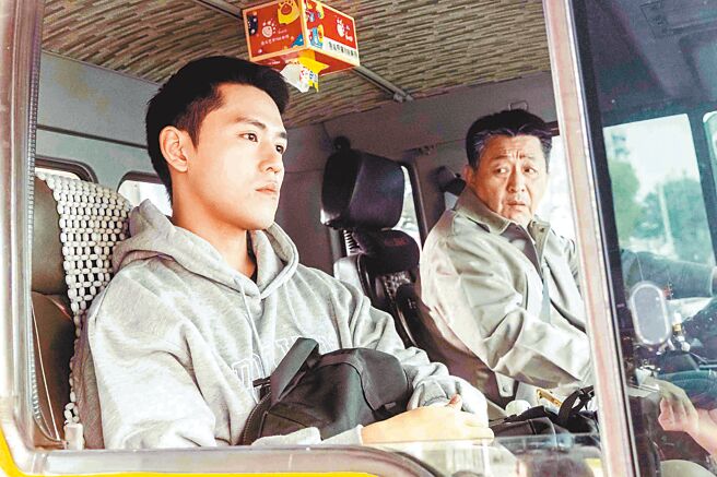 在短片《滿七》中，庹宗華（右）與孫明宇飾演一對同志父子。（桃影提供）