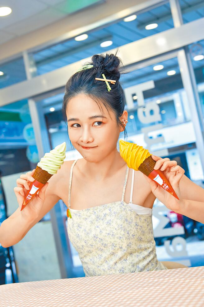 全家Fami!ce携YouTuber千千推「是芭乐系」霜淇淋，「木瓜牛奶」口味亦同步回归，49元。（全家提供）