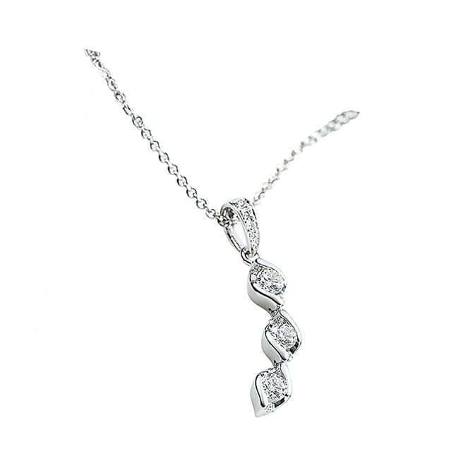 莱尔富预购七夕钻石「永恒三部曲项炼」，甜蜜价2万2800元。（莱尔富提供）