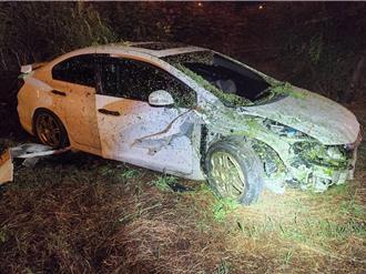 國1號高科段轎車衝入分隔島草叢 駕駛疑精神不濟釀禍