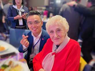 洪孟楷po合影照悼彭蒙惠   曝「英文曾多拿2分」：台灣人永遠的老師