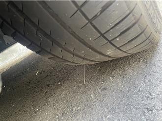 特斯拉慘遭擺釘害破胎 就是他！哨兵模式全都錄