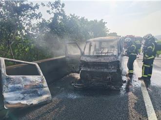 駕車行經國1楊梅段突火燒車 男駕駛急靠路肩逃生 