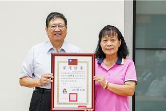 新埔鎮代補選王琦惠勝出  楊文科頒當選證書