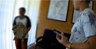 肚子餓找不到阿嬤！走失蘇卡達象龜「猛撞門」 求救模樣曝光