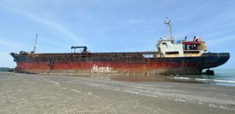 台南特殊景點！因颱風擱淺的蘇菲亞號　凌晨遭人噴漆留下「我已不在」4大字