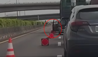 氣氣氣！國道施工塞爆 車主「開車門」沿路撞倒三角錐
