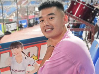 王齊麟早上抵台、晚上球場應援女友　閃瞎網友：都不用睡覺耶