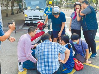 謝國樑視察客運增班 助車禍市民就醫