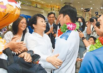 巴黎奧運》奧運戰士回台 盧秀燕親自接機