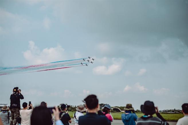 今年唯一的營區開放活動將於10日在空軍嘉義基地登場，國防部特於昨日辦理媒體邀訪，透過記者鏡頭搶「鮮」開箱雷虎小組特技操演，以及安排空軍救護隊執行戰場搜救等動態演練，現場並有靜態裝備陳展，活動精采可期，邀請民眾一同見證國軍扎實的建軍備戰成果。（記者陳彥陵攝）