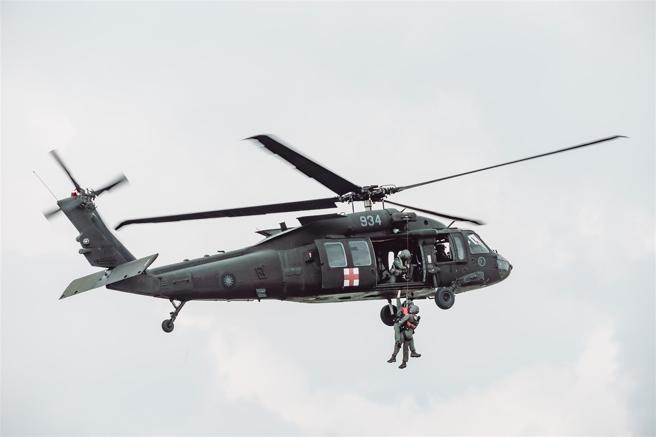 今年唯一的營區開放活動將於10日在空軍嘉義基地登場，國防部特於昨日辦理媒體邀訪，透過記者鏡頭搶「鮮」開箱雷虎小組特技操演，以及安排空軍救護隊執行戰場搜救等動態演練，現場並有靜態裝備陳展，活動精采可期，邀請民眾一同見證國軍扎實的建軍備戰成果。（記者陳彥陵攝）