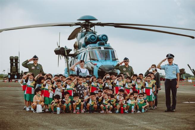 學童們對各式戰機及直升機充滿好奇，並有模有樣地比出「敬禮」手勢，有效扎根全民國防教育。（記者陳彥陵攝）