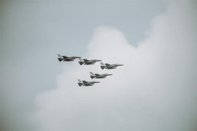 5架次F-16V戰機衝場，為活動揭開序幕。（記者陳彥陵攝）