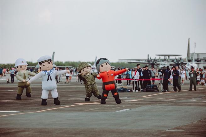  三軍人型氣偶動感演出，炒熱現場氣氛。（記者陳彥陵攝）