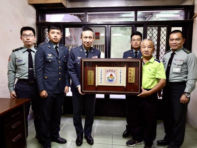  资通电军指挥官简中将肯定徐政雄为子女树立榜样，其懿言嘉行足堪典范。（资通电军提供）